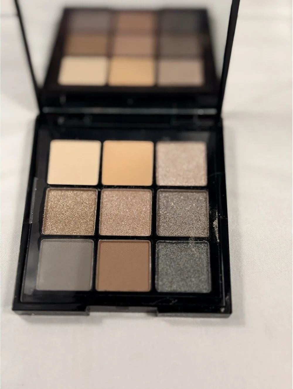 Eyeshadows In Rosy Chic And Iconic Smokey